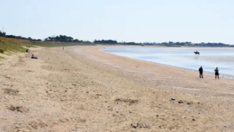 Érosion marine à Aytré : des tonnes de terres polluées menacent la plage de Roux