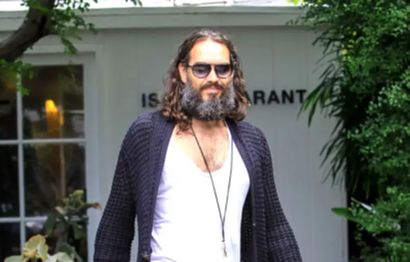 Russell Brand humilié en direct par Piers Morgan sur sa Bible