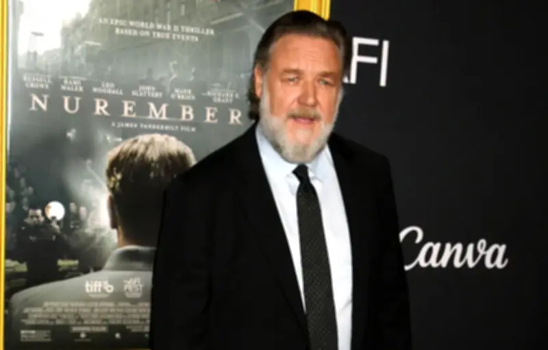 Russell Crowe recadre ses fans à Paris avant de signer des autographes