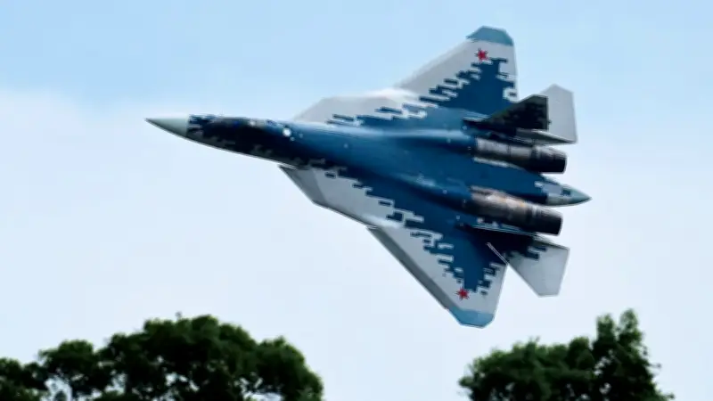 Russie : premières images du Su-57D, version biplace du chasseur furtif