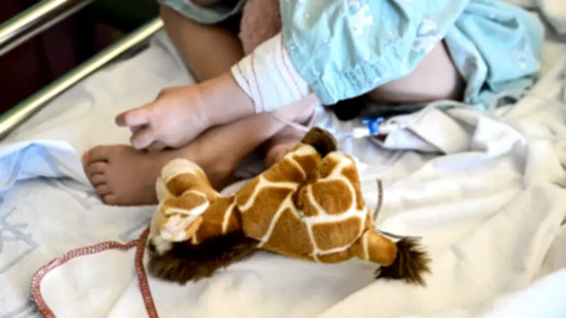 Sacha, 3 ans, atteint d'une maladie génétique si rare qu'il n'est que le deuxième au monde