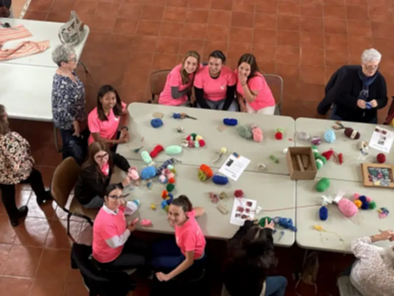 Saint-Jean-d'Angély : atelier décorations pour Octobre rose avec une centaine de participants