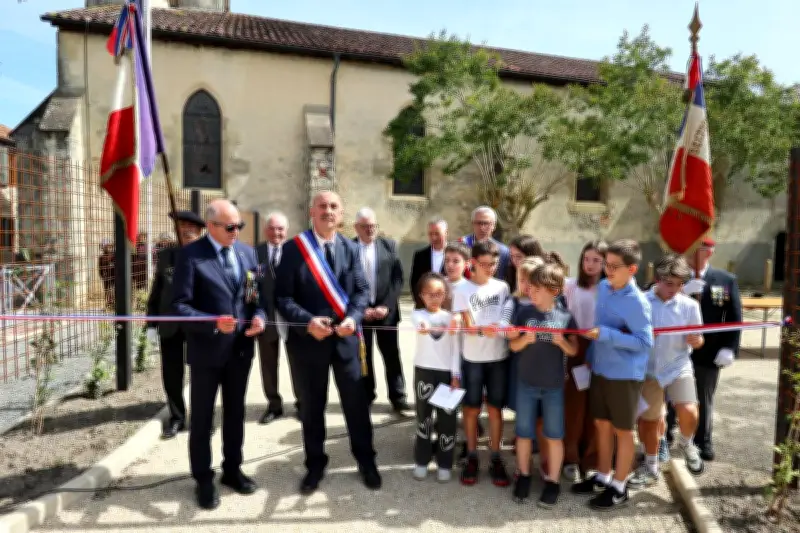 Saint-Justin : nouveau mât tricolore pour le monument aux morts