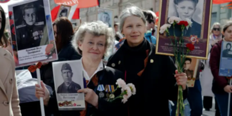 À Saint-Pétersbourg, la marche du Régiment immortel au service de la propagande