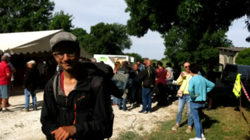 Samuel le pèlerin découvre les traditions locales à Gajan