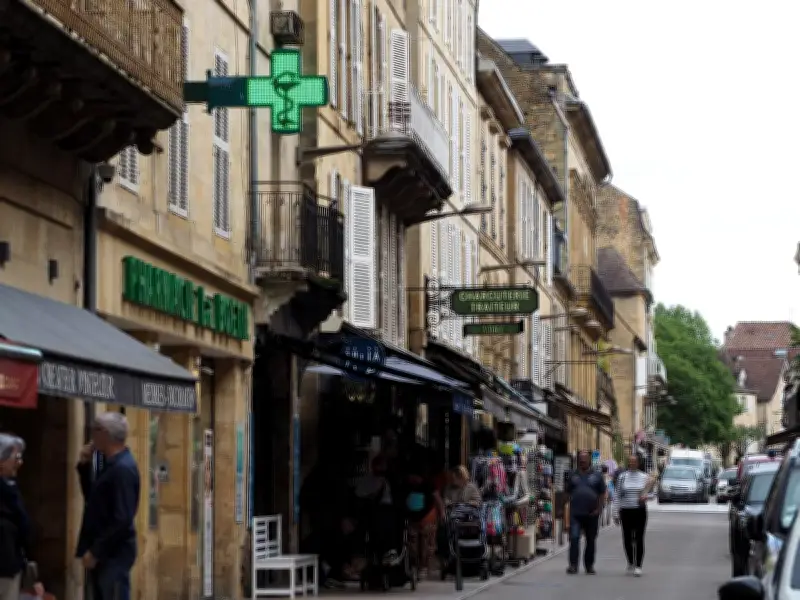 Sarlat : deux pharmacies du centre-ville ferment, le débat politique s'enflamme