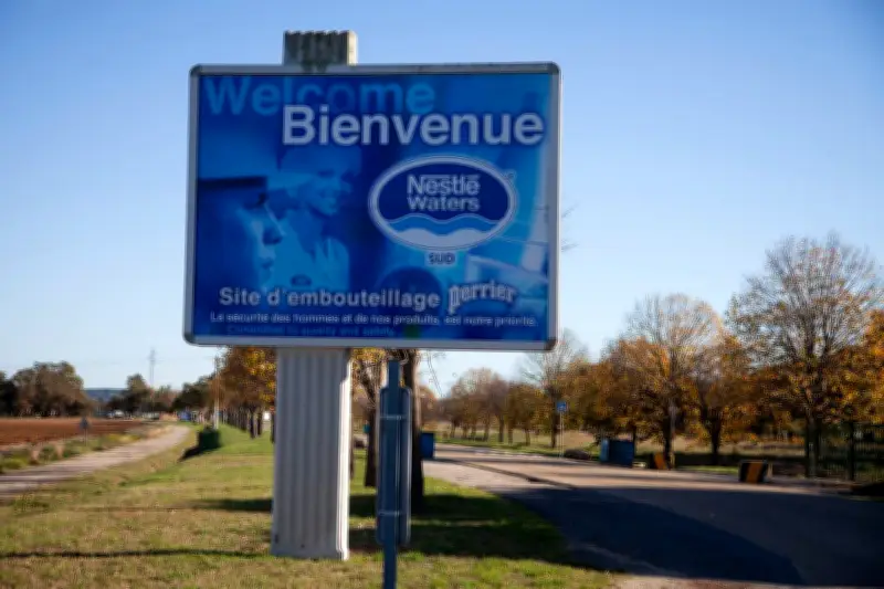 Scandale des eaux en bouteille : perquisitions en cours chez Nestlé