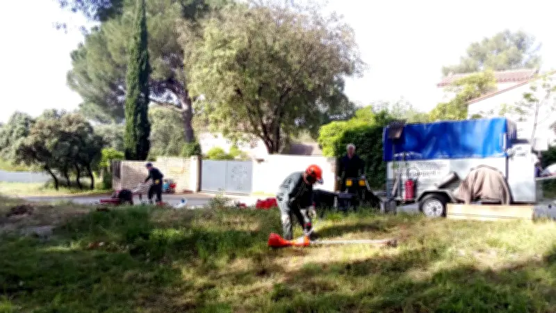 Seize bénévoles mobilisés pour débroussailler à Langlade