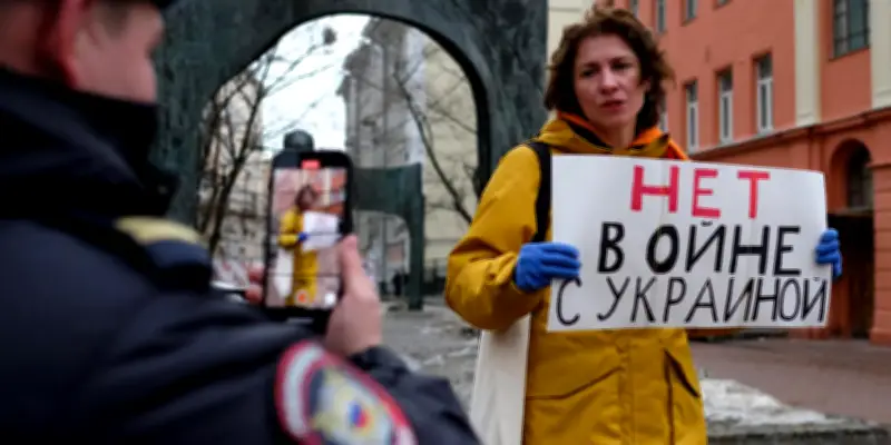 Seul dans Moscou : la résistance russe tente de survivre sous Poutine