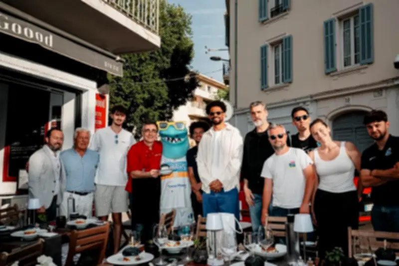 Sharks Burger : le bun bleu électrique à la rillette de requin blanc débarque à Antibes