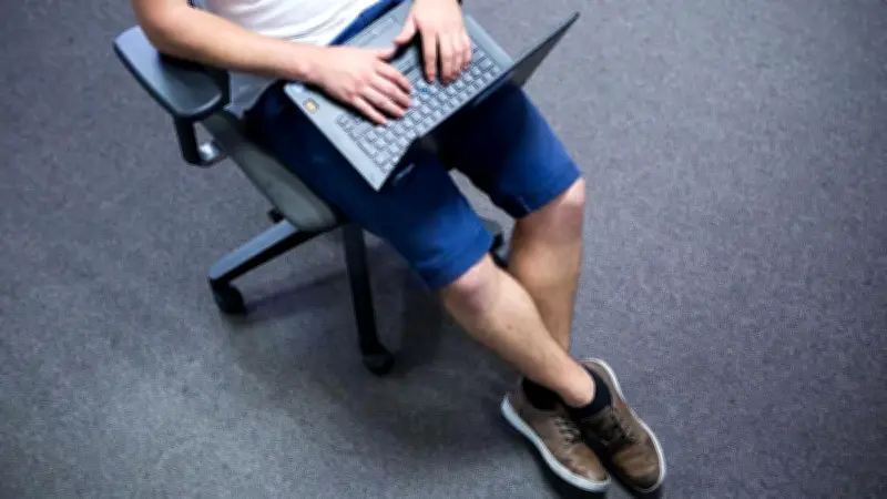 Short et débardeur au travail : que dit le Code du travail ?