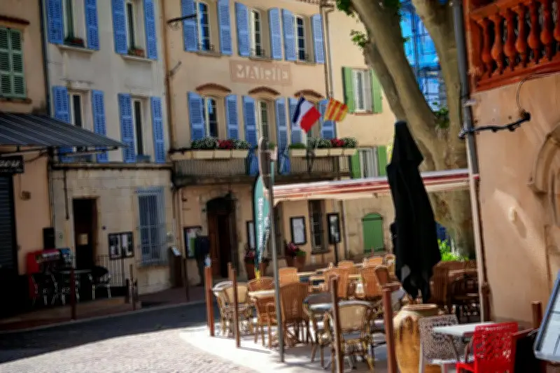 Signes : la maire RN va racheter un drapeau européen après son vandalisme