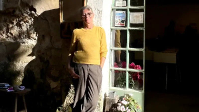Sigrid perpétue l'art de l'émail et l'artisanat local à Villeneuvette