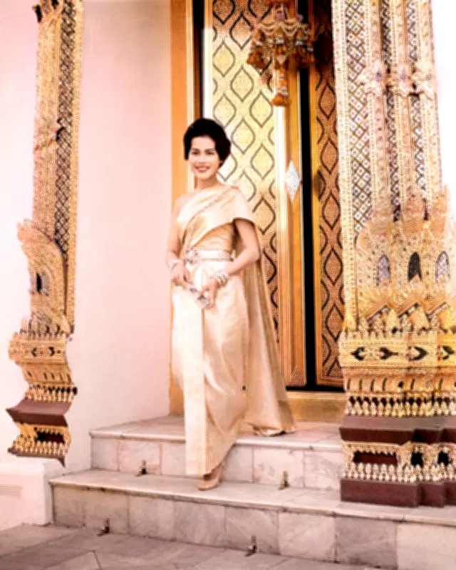 Sirikit de Thaïlande : la mode comme soft power au Musée des Arts décoratifs