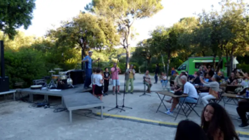 Soirée musicale réussie à Remoulins avec Radio Castor et l'occitan