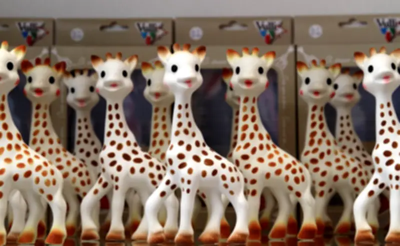 Sophie la girafe fabriquée en Chine : une enquête qui fait grincer des dents