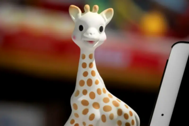 Sophie la girafe fabriquée en Chine : Vulli reconnaît et promet un retour en France