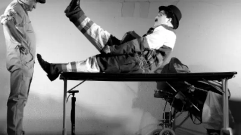 Spectacle de Charlot en Lozère : le sosie officiel de Chaplin enchante le public