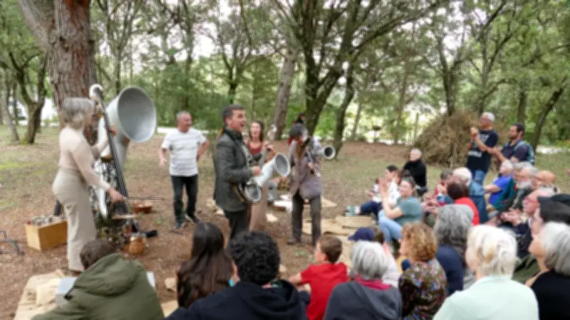Spectacle enchanteur en forêt : la Fausse Compagnie émerveille le public