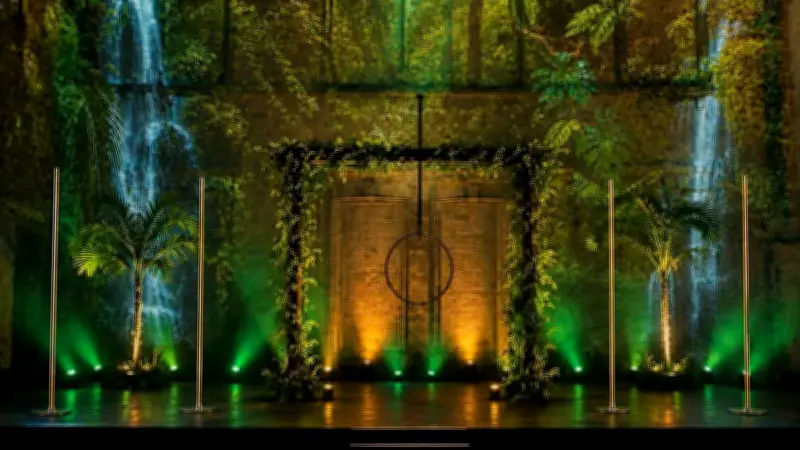 Spectacle magique au château de Lavérune : pole dance et lumières