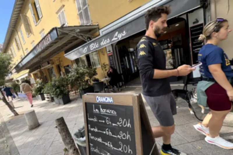 Square du Lys à Juan-les-Pins : les commerces rouvrent après un mois de fermeture