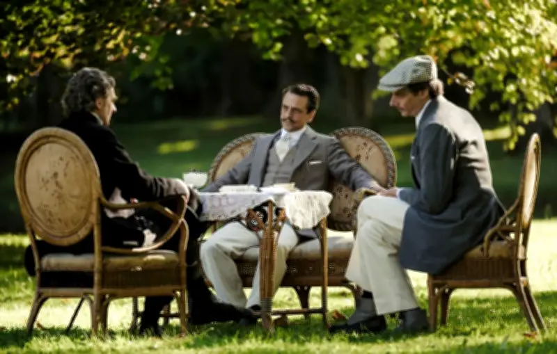 Séries sur la Belle Époque : une relecture sombre et critique du mythe