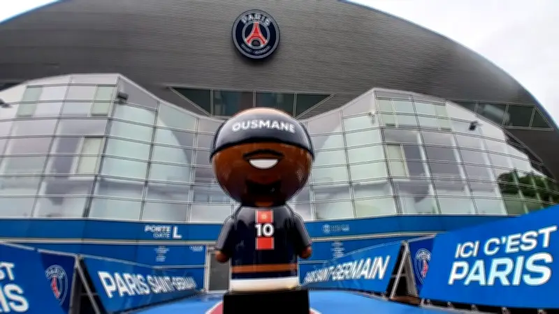 Statue monumentale d'Ousmane Dembélé devant le Parc des Princes