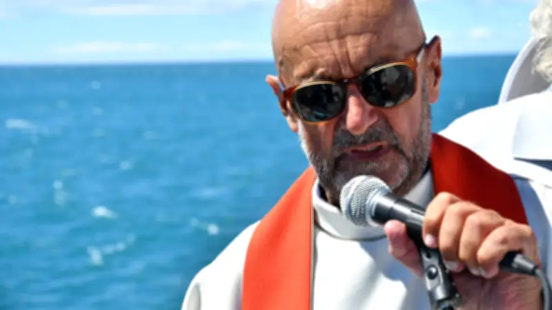 À Sète, le père Gérard Frioux défend la sortie en mer de la Saint-Pierre