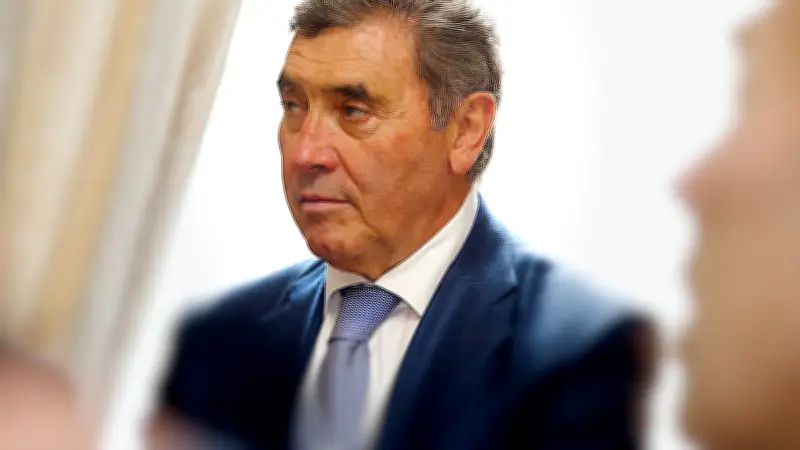 Stèle d'Eddy Merckx profanée : le visage du champion arraché, la Belgique indignée