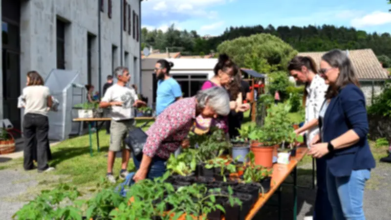 Succès du troc aux plants à l'école de Génolhac