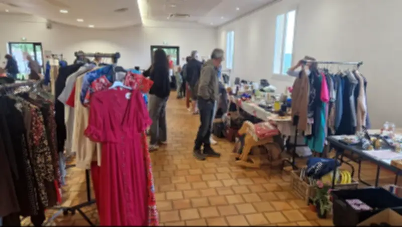 Succès du vide-greniers à Sainte-Colombe-en-Bruilhois : la fête locale en juillet