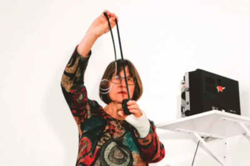 Super 8 et images brutes : Helga Fanderl à l'Institut audiovisuel de Monaco