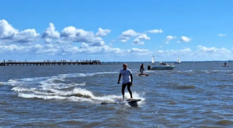 Surf électrique à Andernos : Mathieu Chahbazian propose des sessions de glisse motorisée