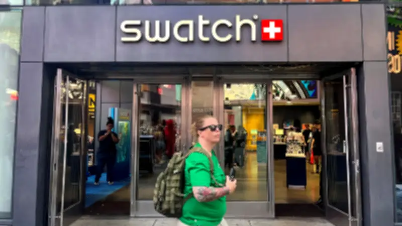 Swatch Royal Pop : des centaines de personnes campent devant les magasins