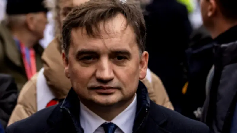 États-Unis accueillent un ex-ministre polonais en cavale, la Pologne fulmine