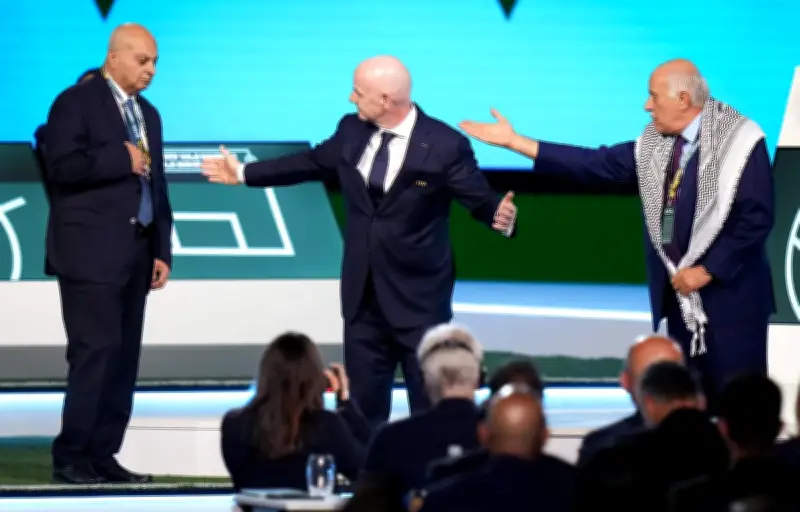 Tensions Proche-Orient : un dirigeant palestinien refuse une poignée de main à la Fifa