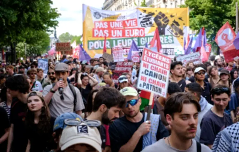 Tesla recouverte de stickers lors de la manifestation du 1er-Mai à Paris