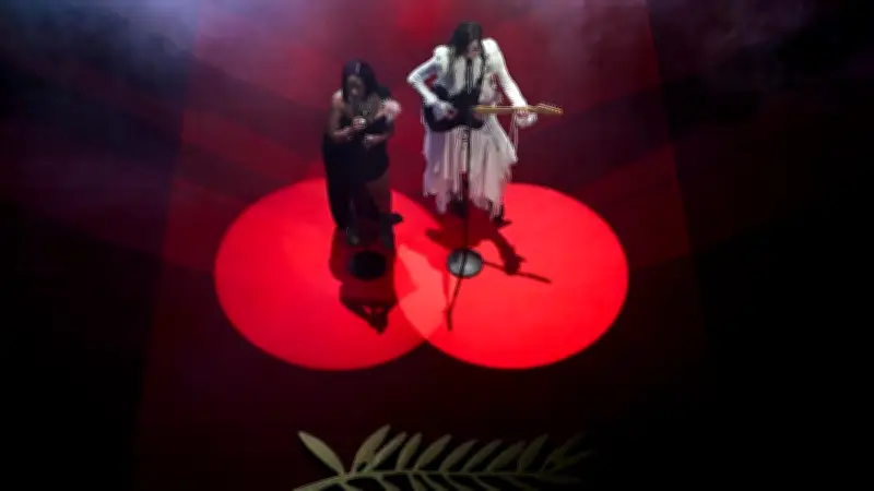 Theodora et Oklou réveillent la cérémonie d'ouverture du Festival de Cannes