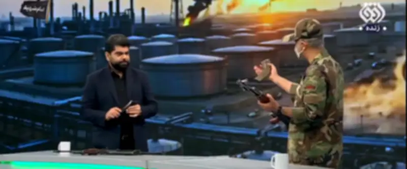 Télévision iranienne : un militaire apprend à utiliser une Kalachnikov en direct