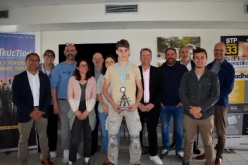 Tom Capdeville, apprenti carreleur, reçoit le trophée Cobaty à Bordeaux