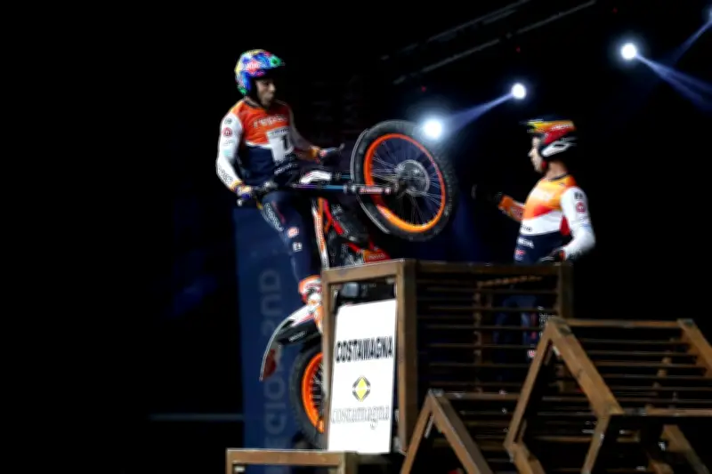 Toni Bou enflamme le palais Nikaïa avec 108,8 dB au Trial indoor de Nice