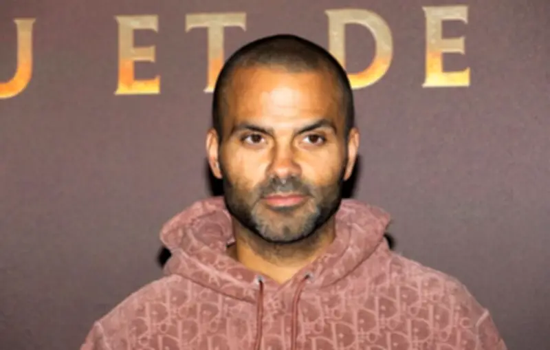 Tony Parker apprend l'humilité à ses fils en les faisant voyager en classe économique