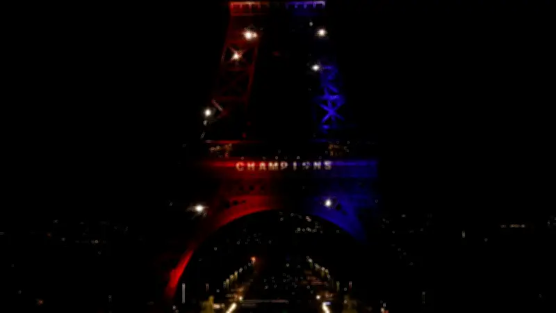 Tour Eiffel en rouge et bleu : Paris soutient le PSG avant la finale de LdC