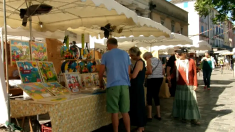 Touristes et artisans créateurs : un marché artisanal à Anduze