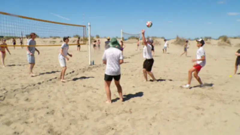 Tournoi de volley UNSS : 90 lycéens gardois sur la plage des Mouettes