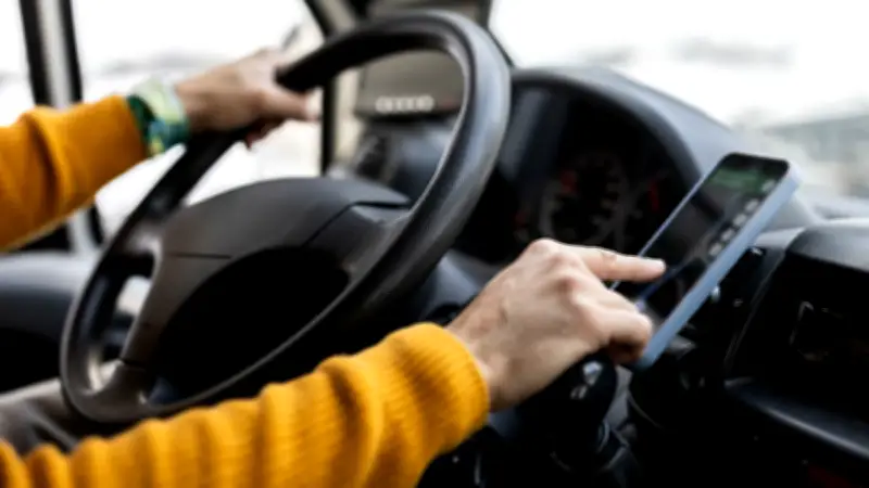 Traceur GPS sous sa voiture : un quadragénaire alerté par sa caméra