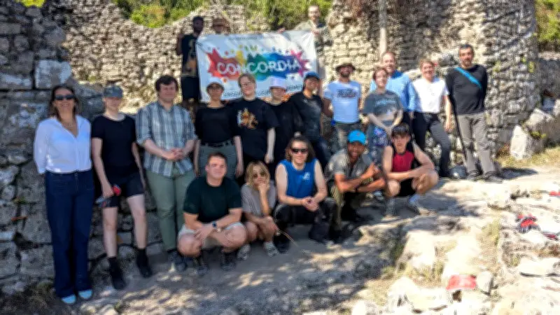 Treize jeunes volontaires européens reconstruisent un mur à Sauve