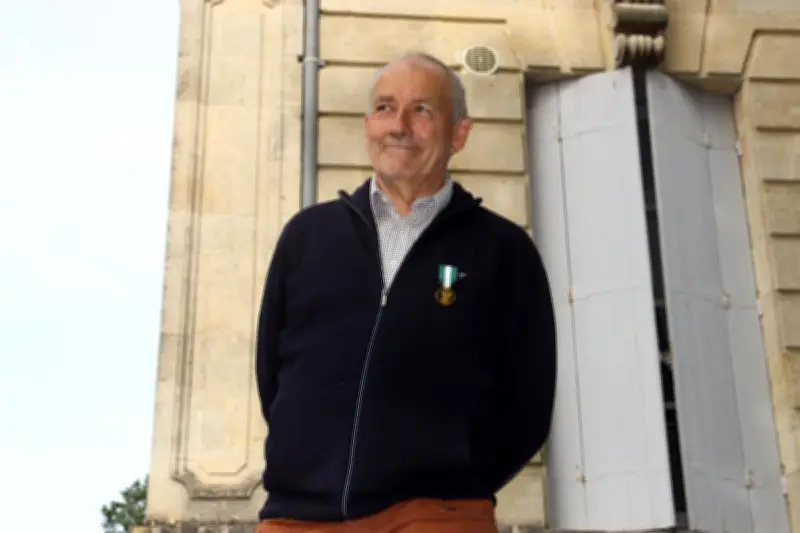 Trente ans d'engagement : le maire de Villefranche-de-Lonchat décoré