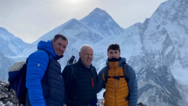 Trois générations de la famille Joujoux au pied de l'Everest