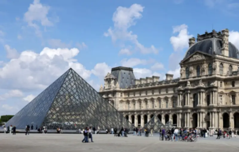 Troisième agent du Louvre mis en examen pour escroquerie à la billetterie